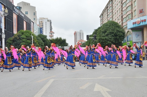 歌舞飞扬!百色市民族文化巡游庆祝广西壮族自治区成立60周年