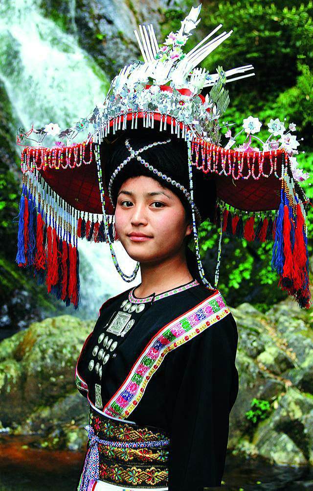 霓裳绚彩--广西民族服饰文化大观(三) : 环江瑶族少女