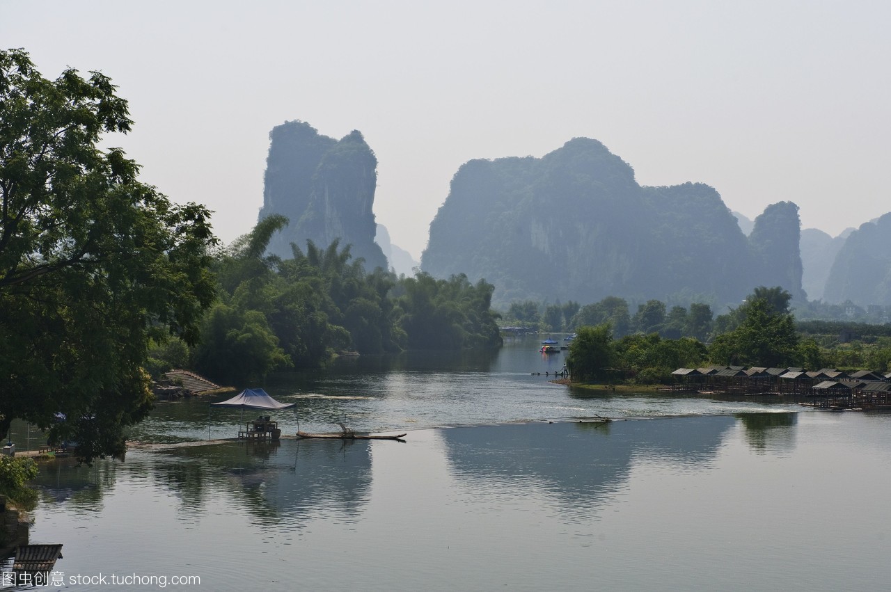 以骆驼山为背景的河流景观;阳朔广西中国