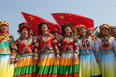 广西隆林歌圩万人唱响"我和我的祖国”
