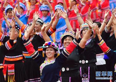 广西大化:各族同胞载歌载舞庆县庆
