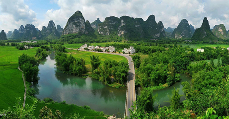 竹筏漂游，山水入画——广西明仕田园竹排游体验